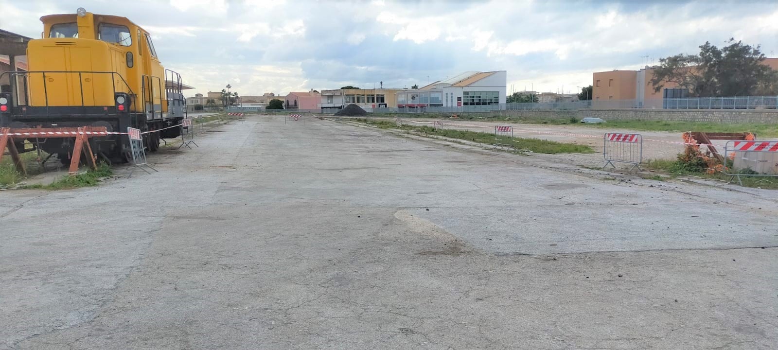 Area parcheggio nell'ex scalo merci della stazione ferroviaria. l'asse