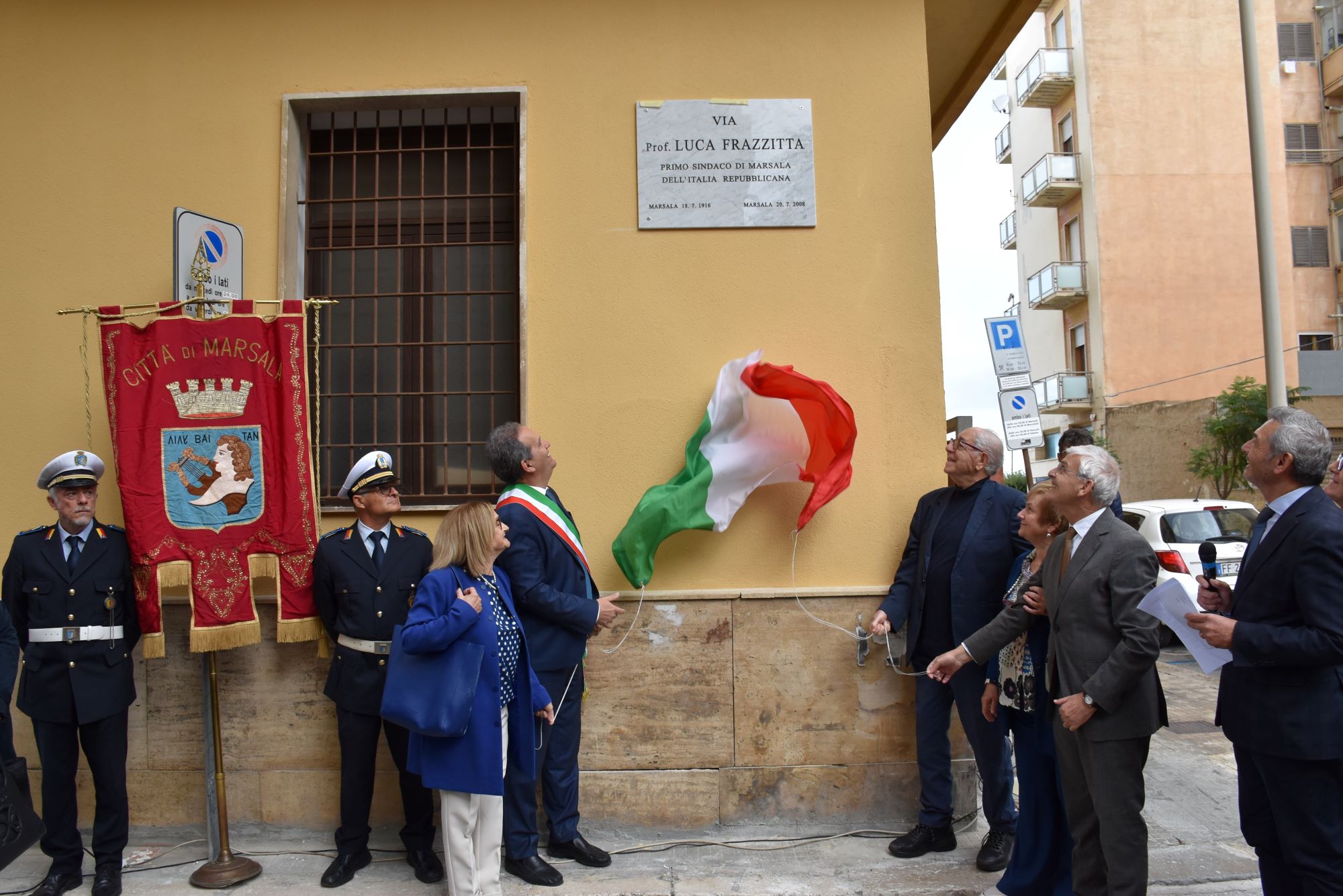 Intitolata “Via Luca Frazzitta”. Il sindaco Grillo: “Lo ricordo per l'integrità e la passione per l'insegnamento”. Commozione tra i tanti familiari intervenuti 