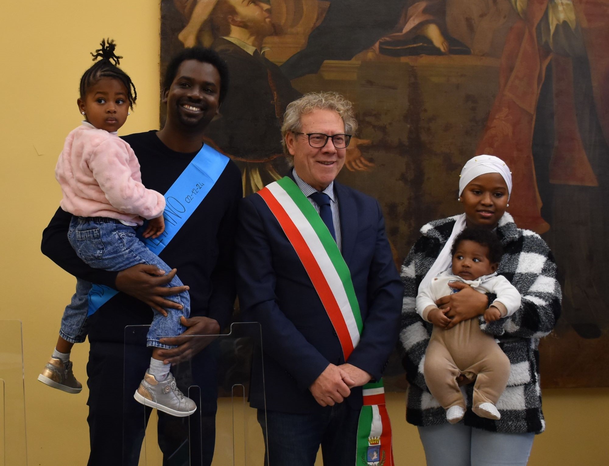 Cittadinanza italiana per un papà della Guinea e i suoi due figli residenti a Marsala. Alla famiglia, il benvenuto dell'Amministrazione Grillo