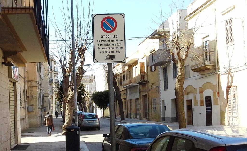 Spazzamento strade. Si intensificano i controlli sulle auto in divieto di sosta. Operatori ecologici abilitati ad elevare multe.