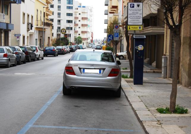 Parcheggio gratuito per le donne in stato di gravidanza la giunta gril