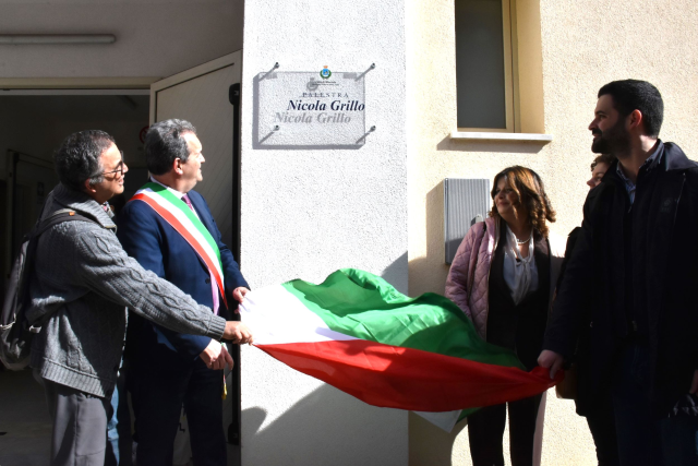 Inaugurata la nuova Palestra “Nicola Grillo”. Il sindaco Grillo: “Un giorno di festa per studenti, docenti e per quanti hanno voluto fortemente questa nuova opera. Abbiamone cura tutti assieme” 